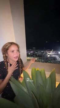 大明星~夏奇拉望向里约酒店的窗外,问观众是否是为了她而来~
